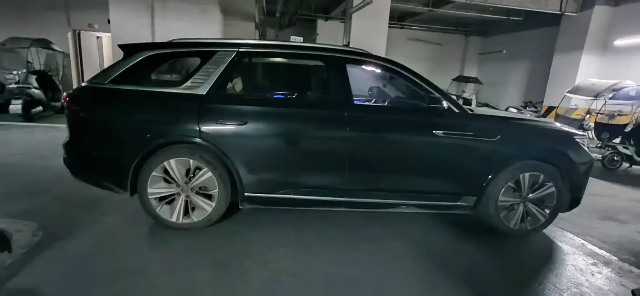 2021 HONGQI E-HS9 thumbnail 3