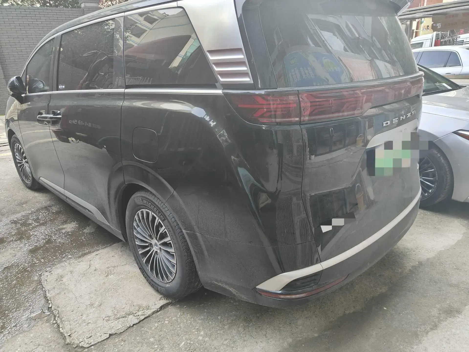 2023 DENZA D9 thumbnail 4