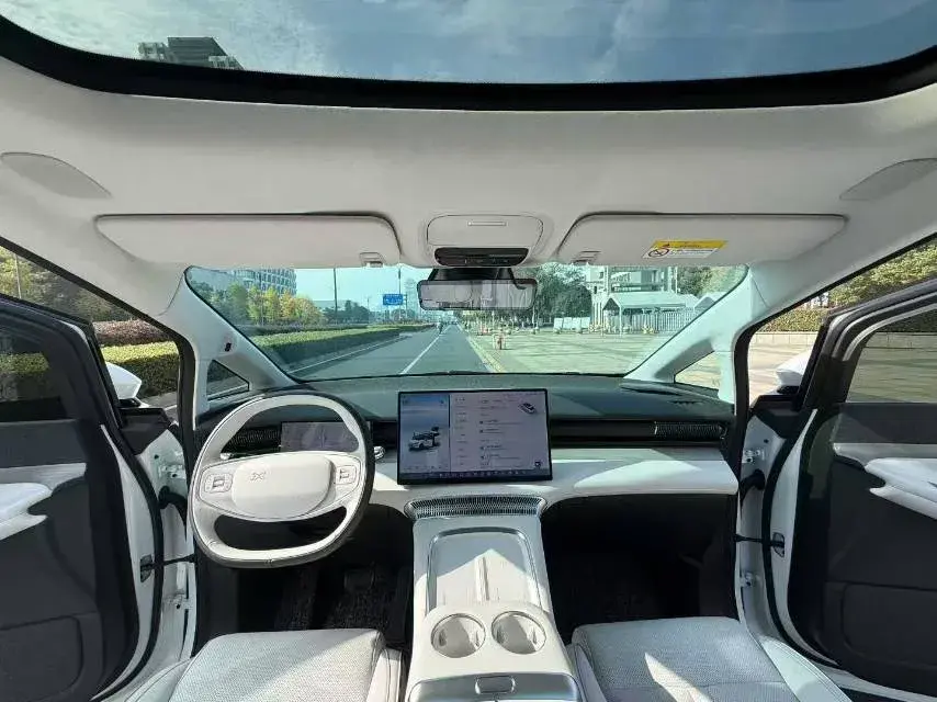 2024 XPENG X9 thumbnail 4