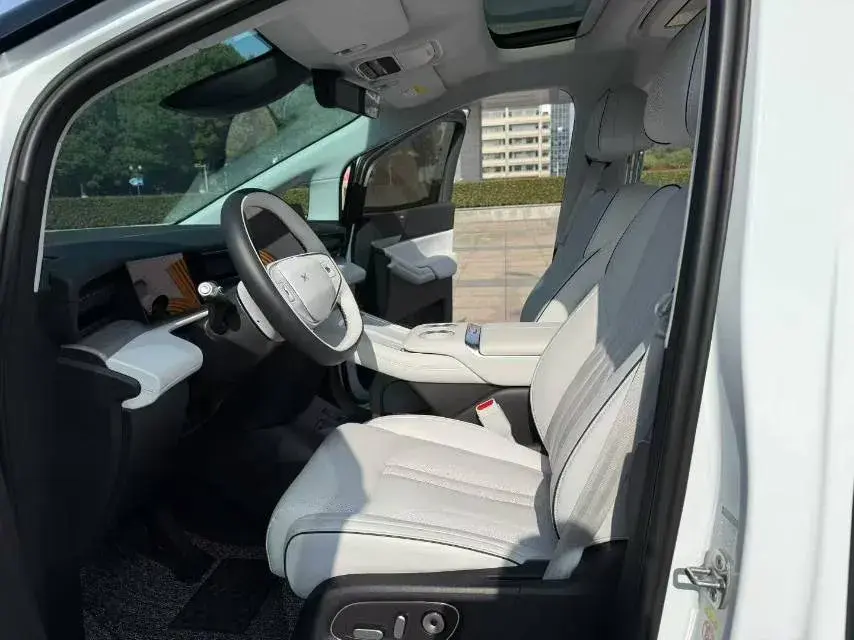 2024 XPENG X9 thumbnail 3