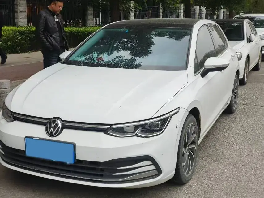 2023 VOLKSWAGEN GOLF view 1