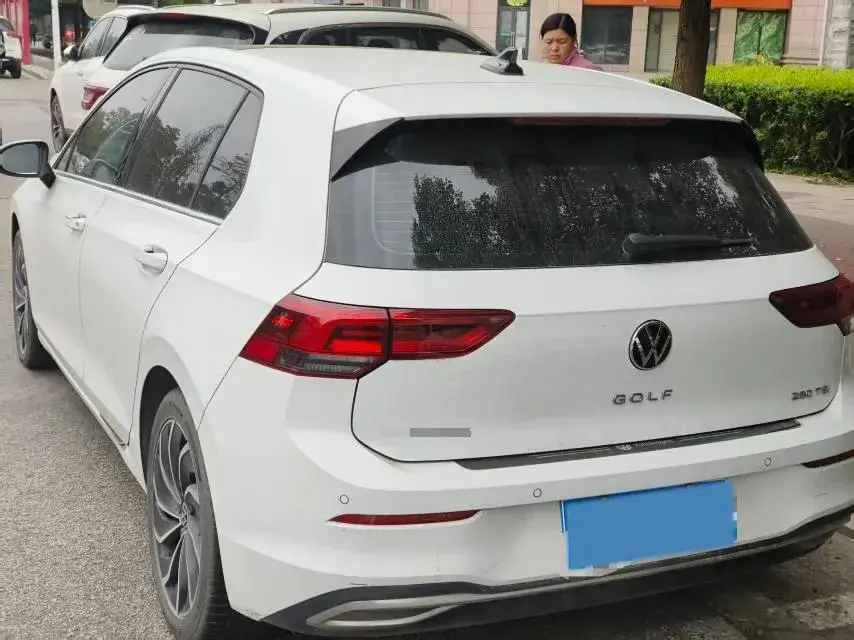 2023 VOLKSWAGEN GOLF thumbnail 3