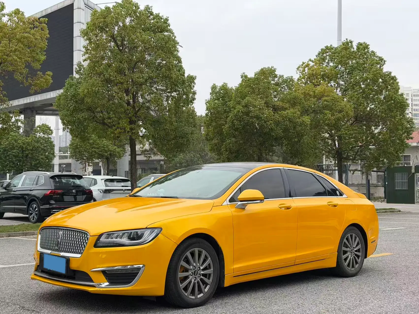 2019 LINCOLN MKZ view 1