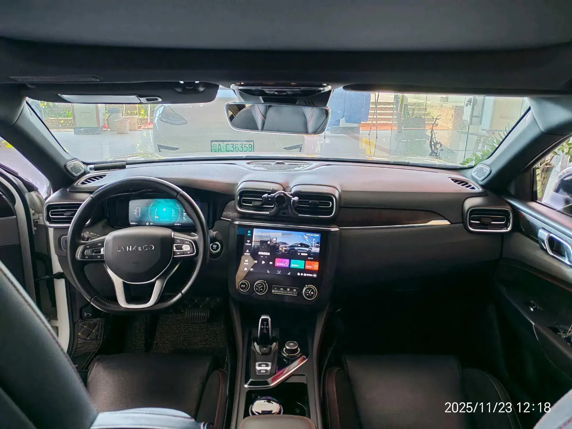 2018 LYNK&CO 03 thumbnail 4