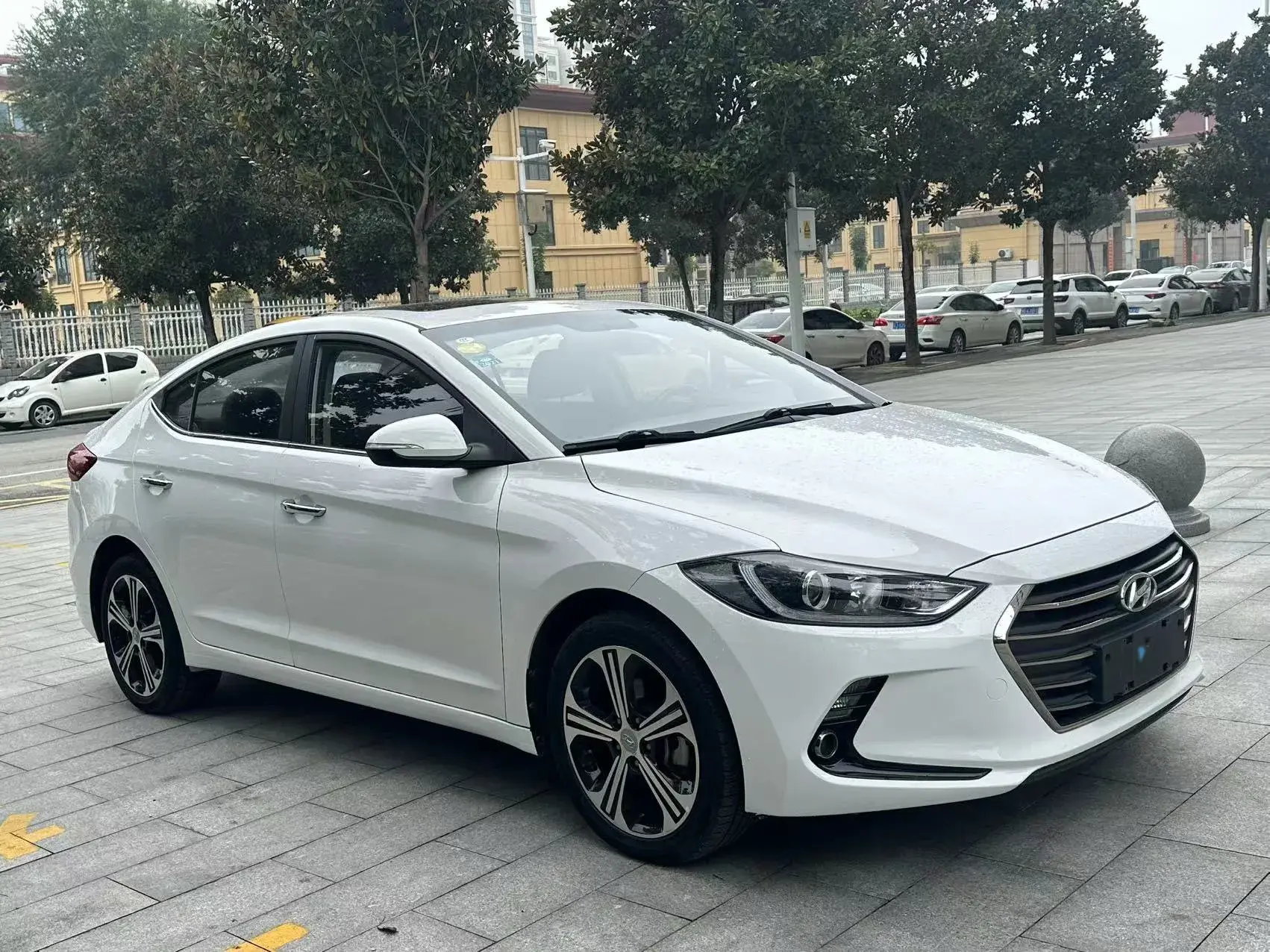 2018 HYUNDAI ELANTRA thumbnail 3