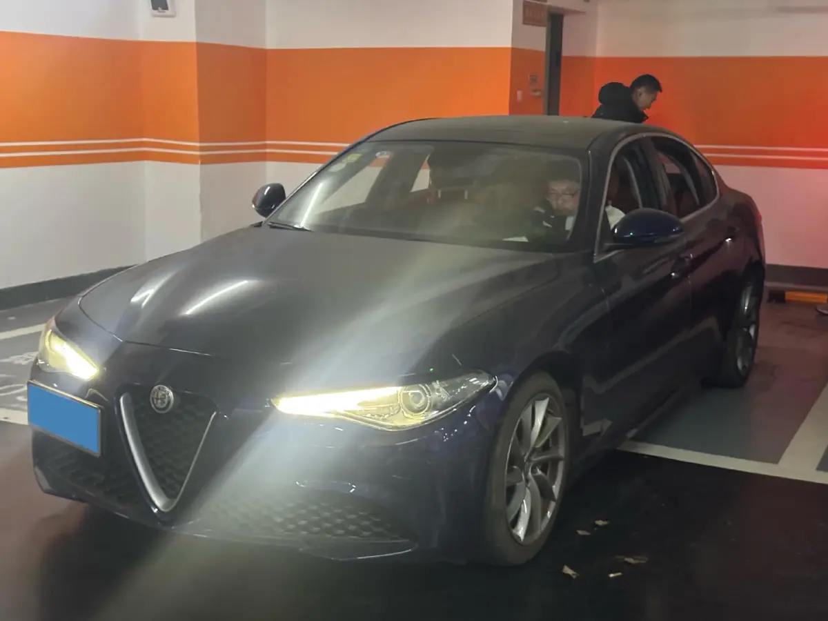 2017 Alfa Romeo Giulia 2.0T 200HP L4 8AT