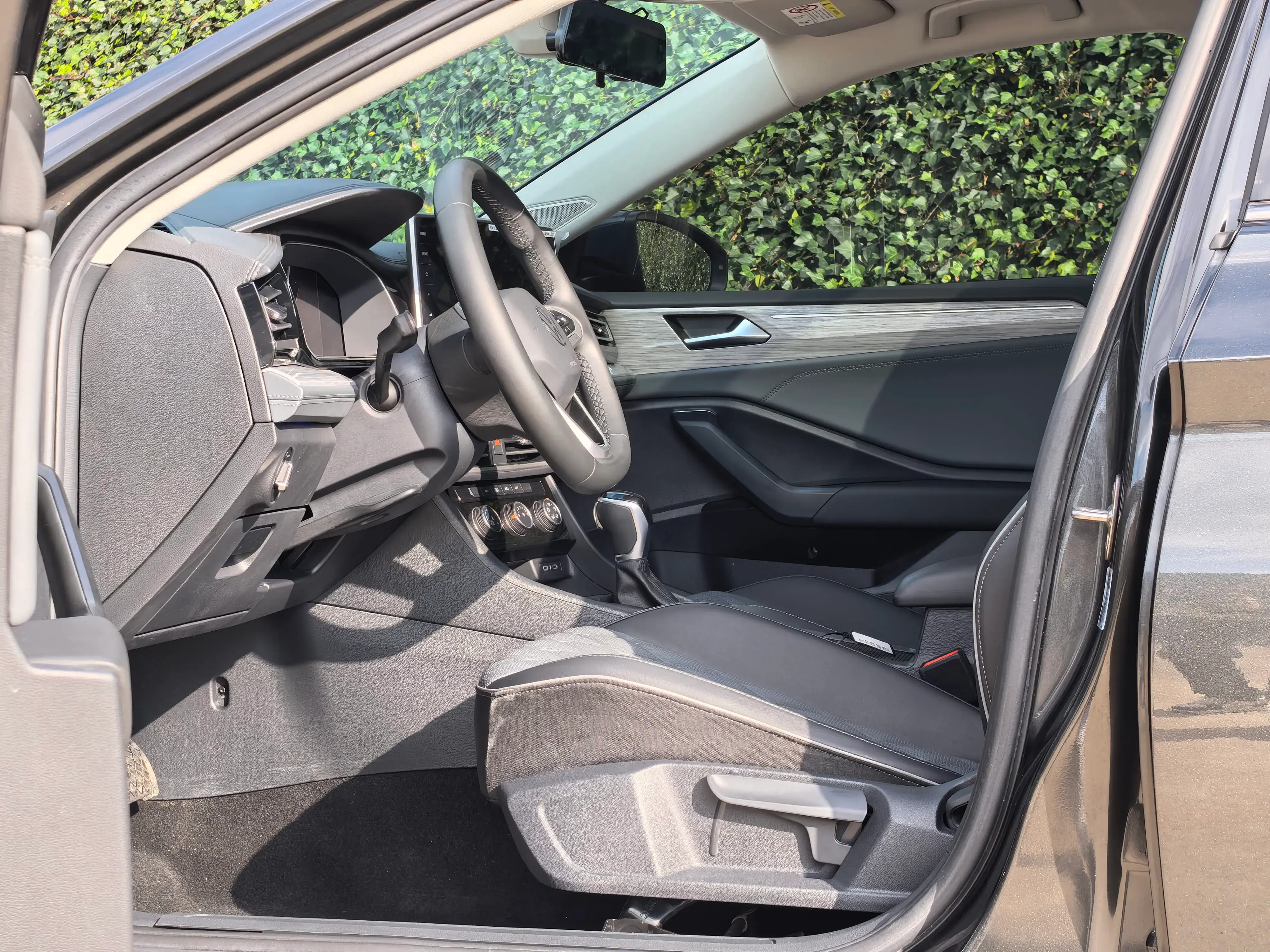 2023 VOLKSWAGEN SAGITAR thumbnail 4