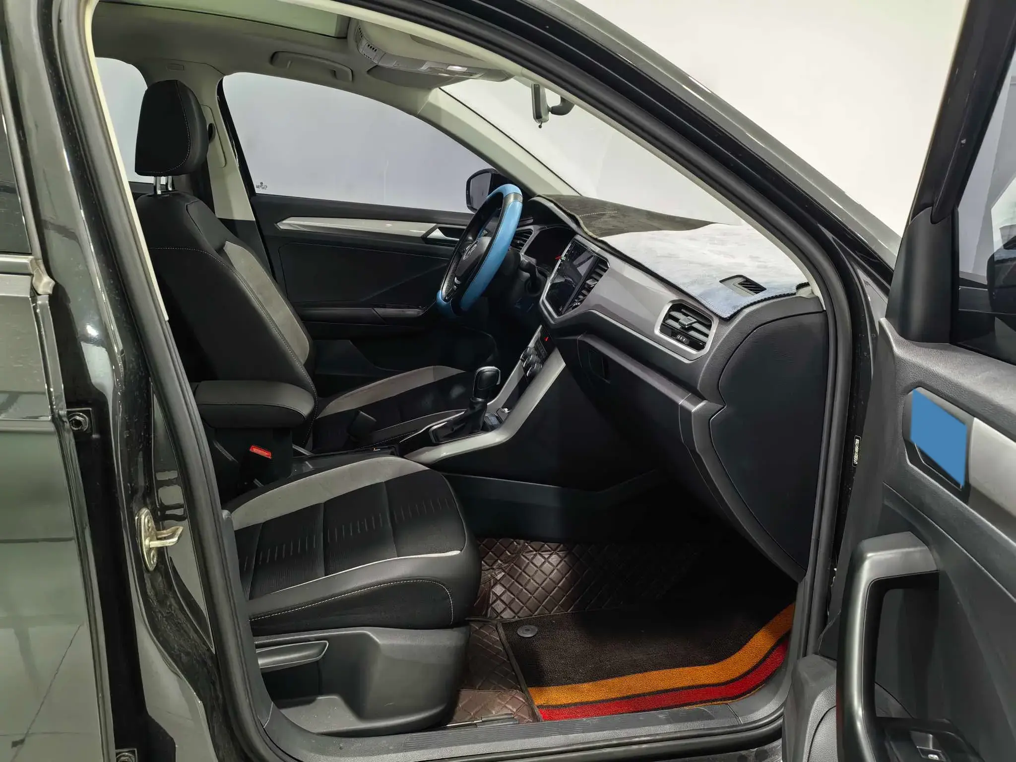 2022 VOLKSWAGEN T-ROC thumbnail 4