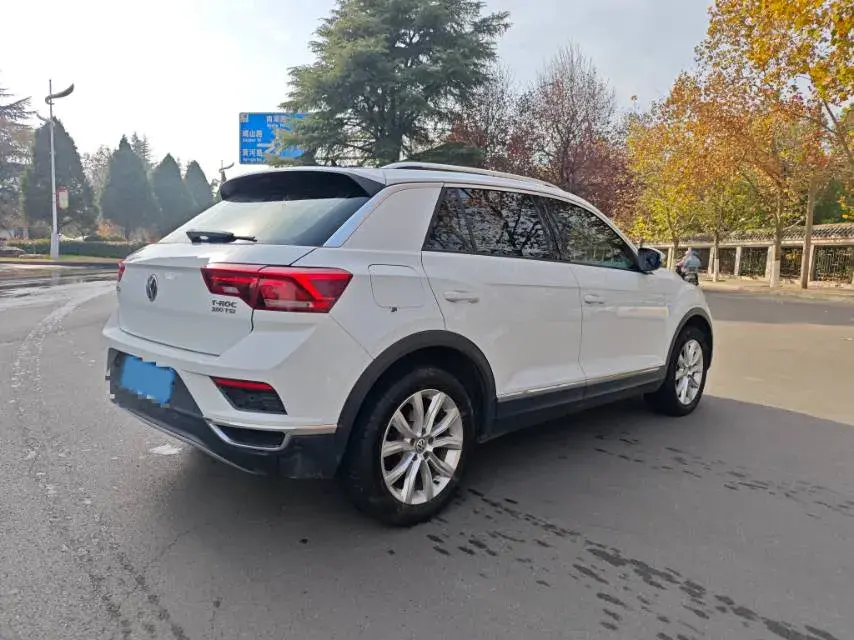 2019 VOLKSWAGEN T-ROC thumbnail 3
