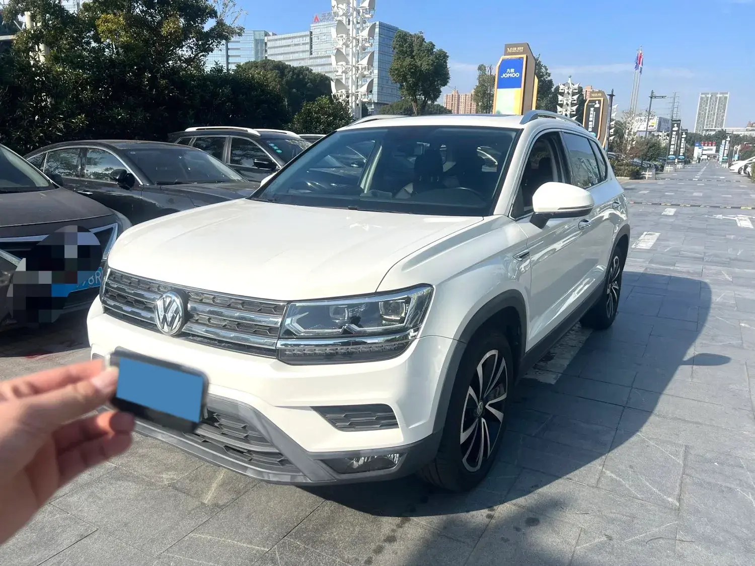 2020 VOLKSWAGEN THARU view 1