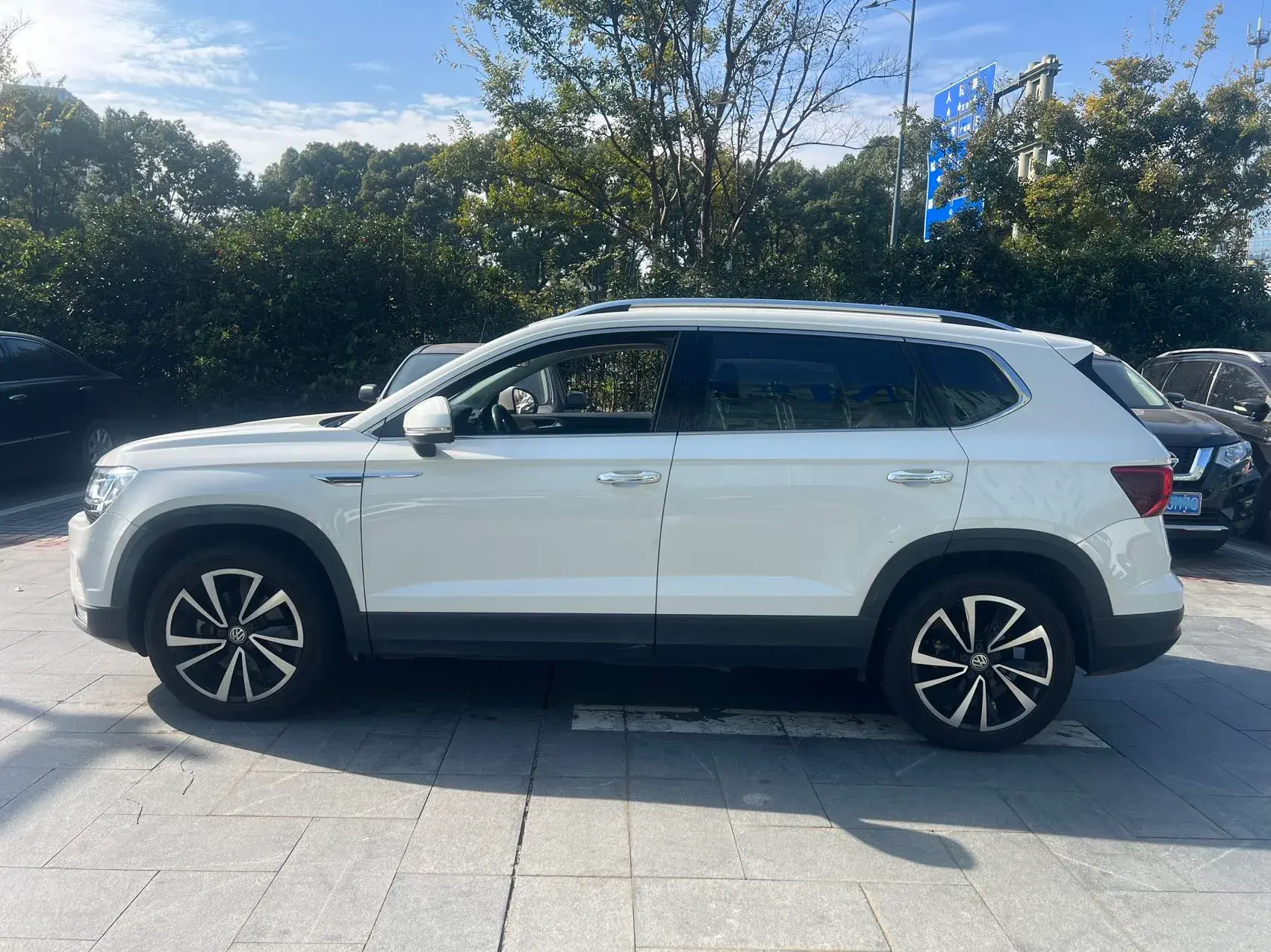 2020 VOLKSWAGEN THARU thumbnail 2