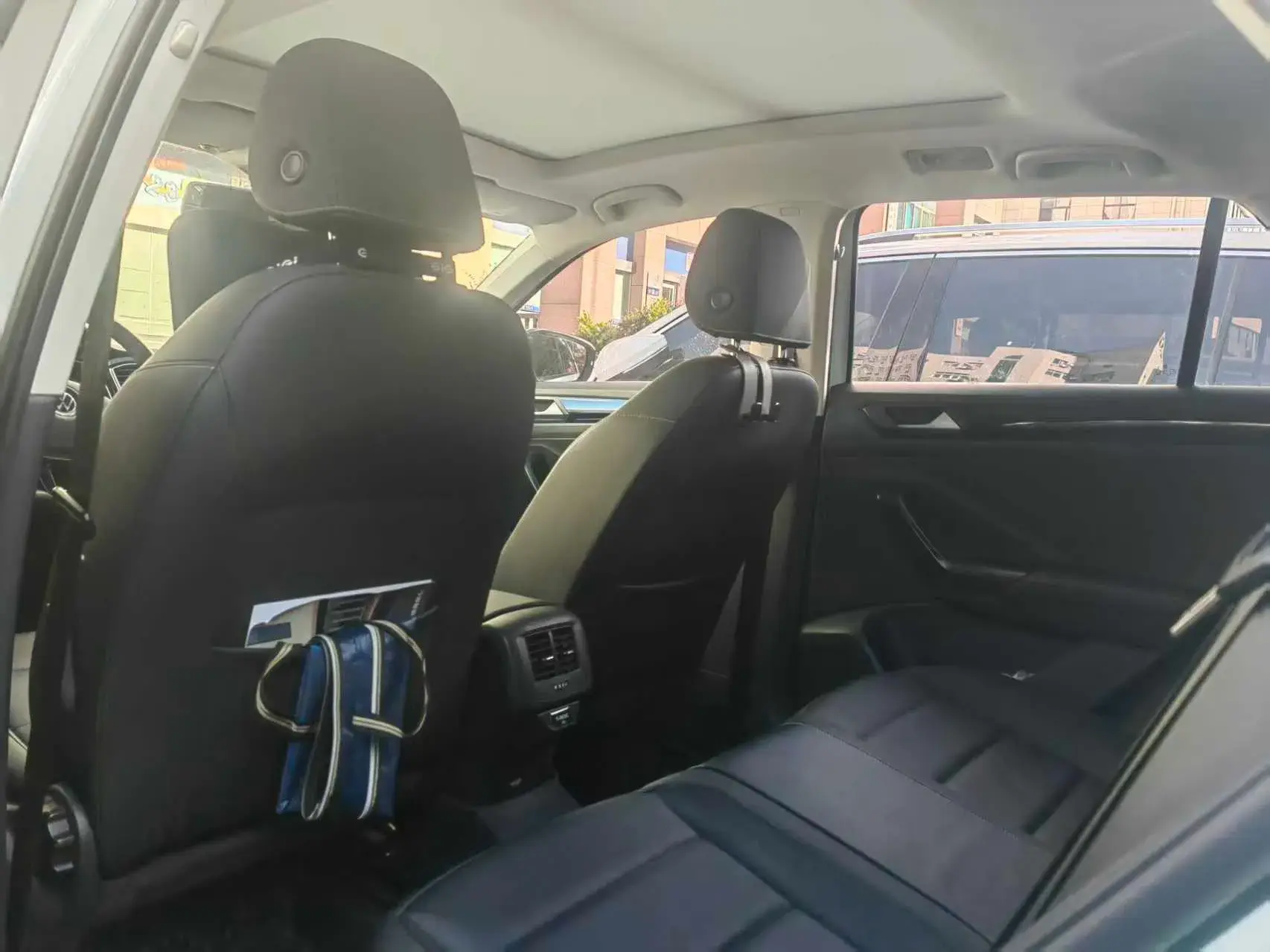 2021 VOLKSWAGEN T-ROC thumbnail 4