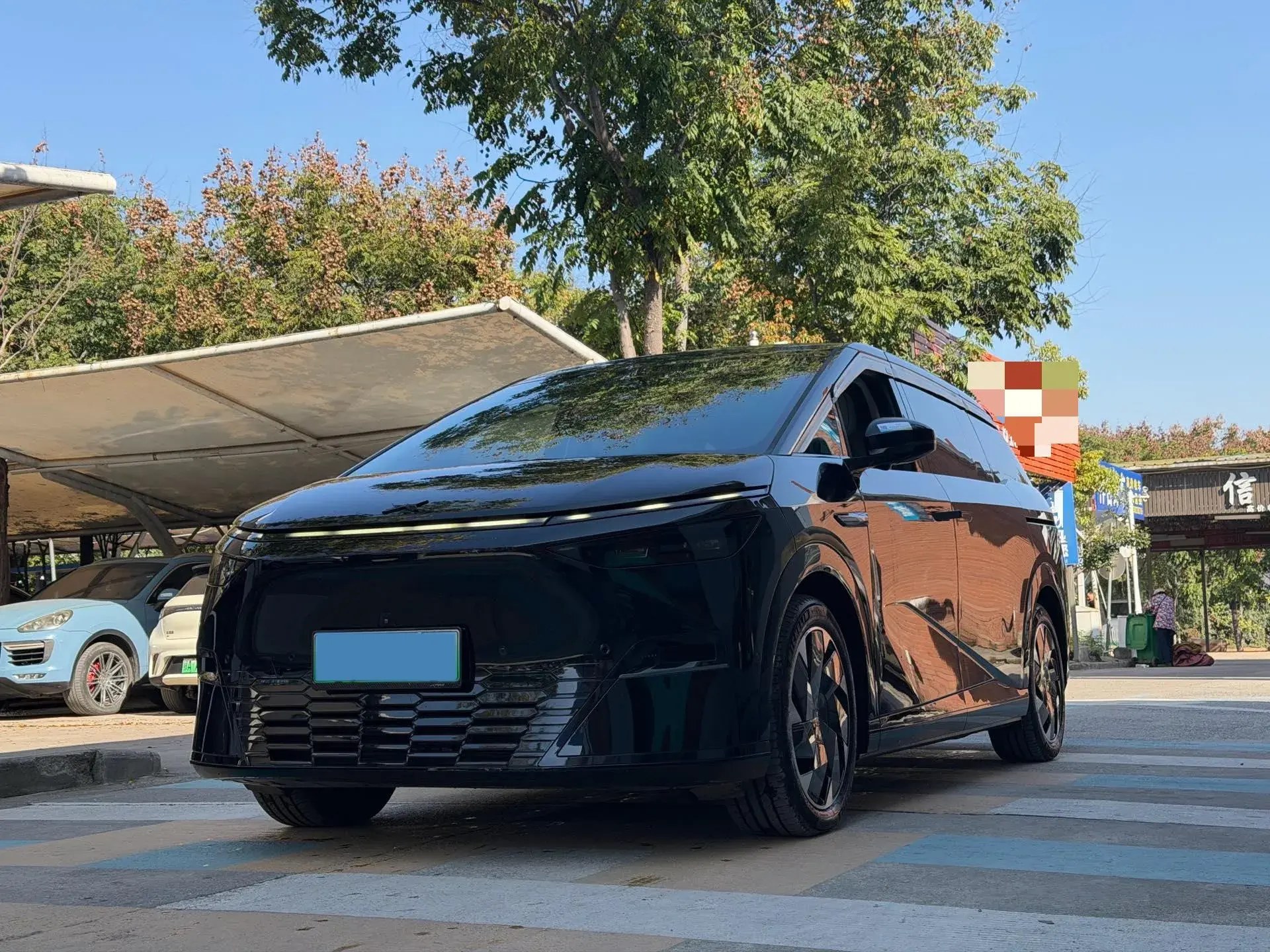 2024 XPENG X9 view 1