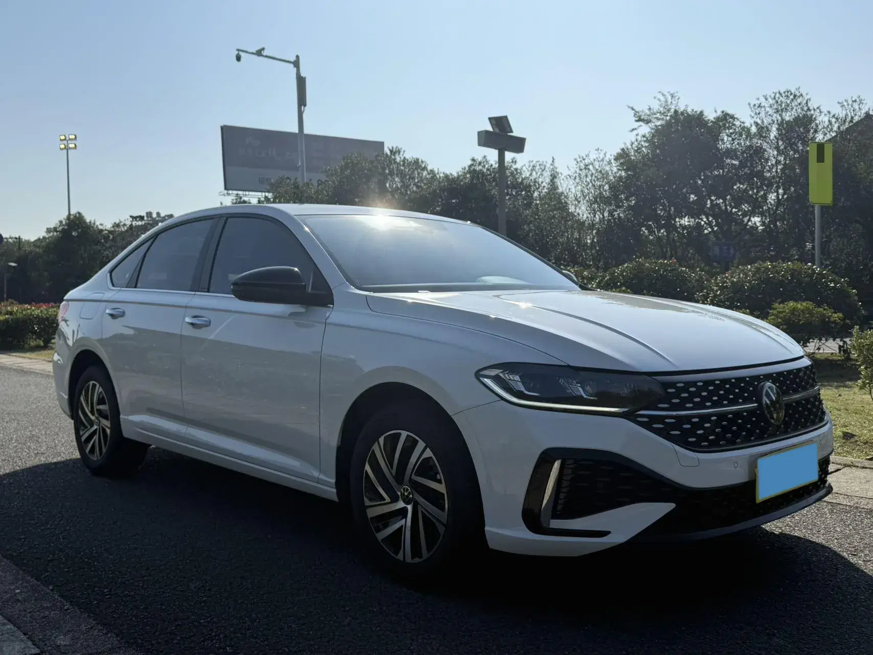 2024 VOLKSWAGEN LAVIDA thumbnail 3