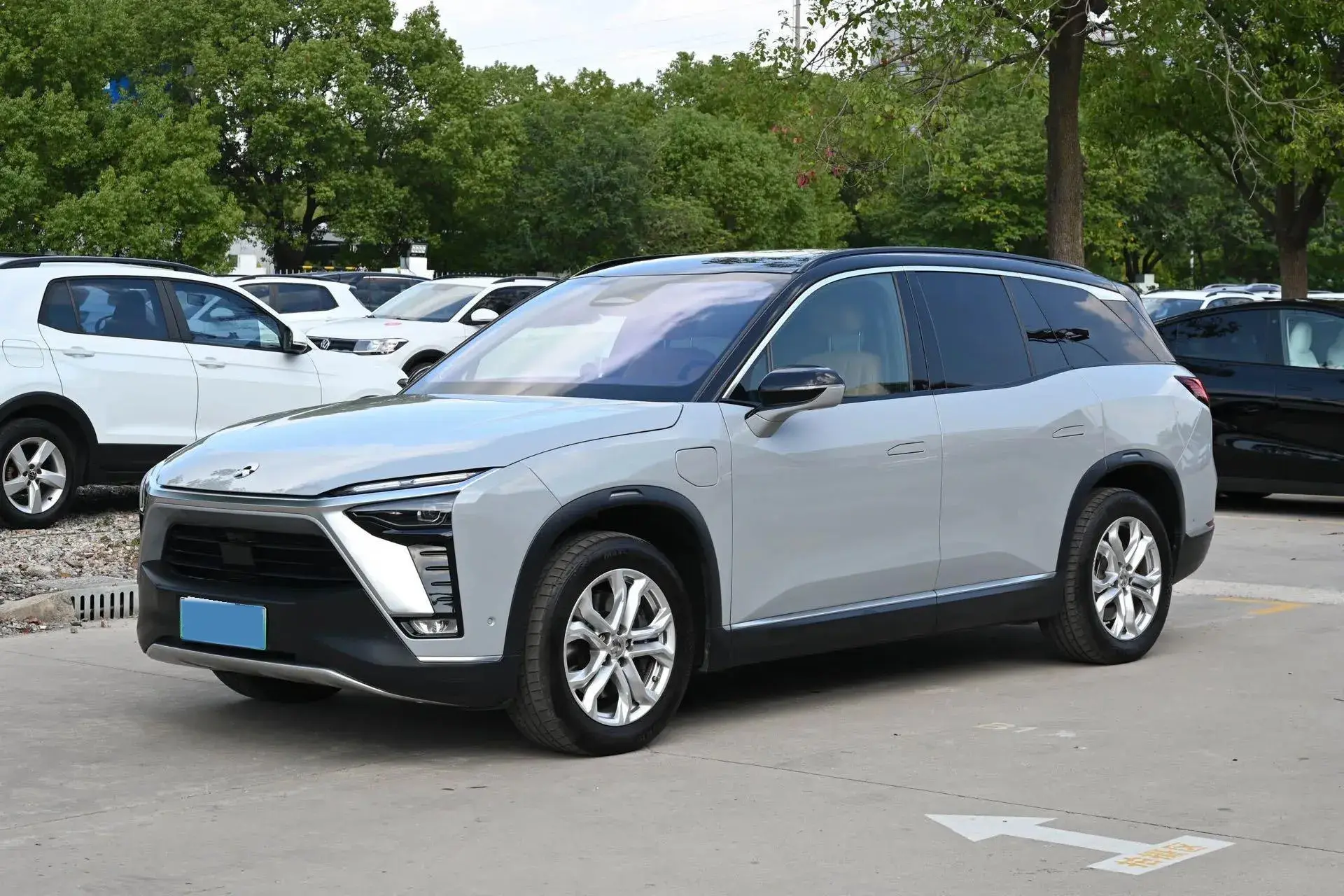 2020 NIO ES8 view 1
