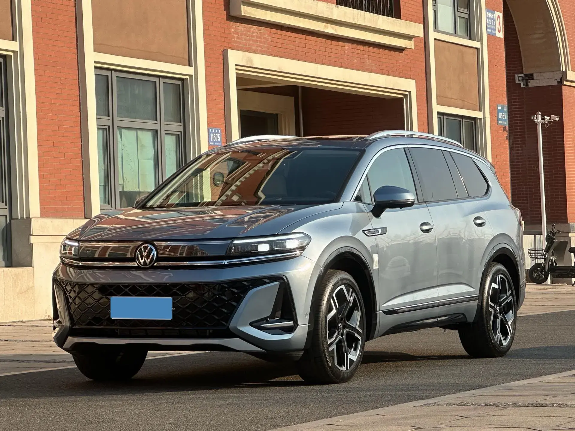 2023 VOLKSWAGEN TALAGON view 1