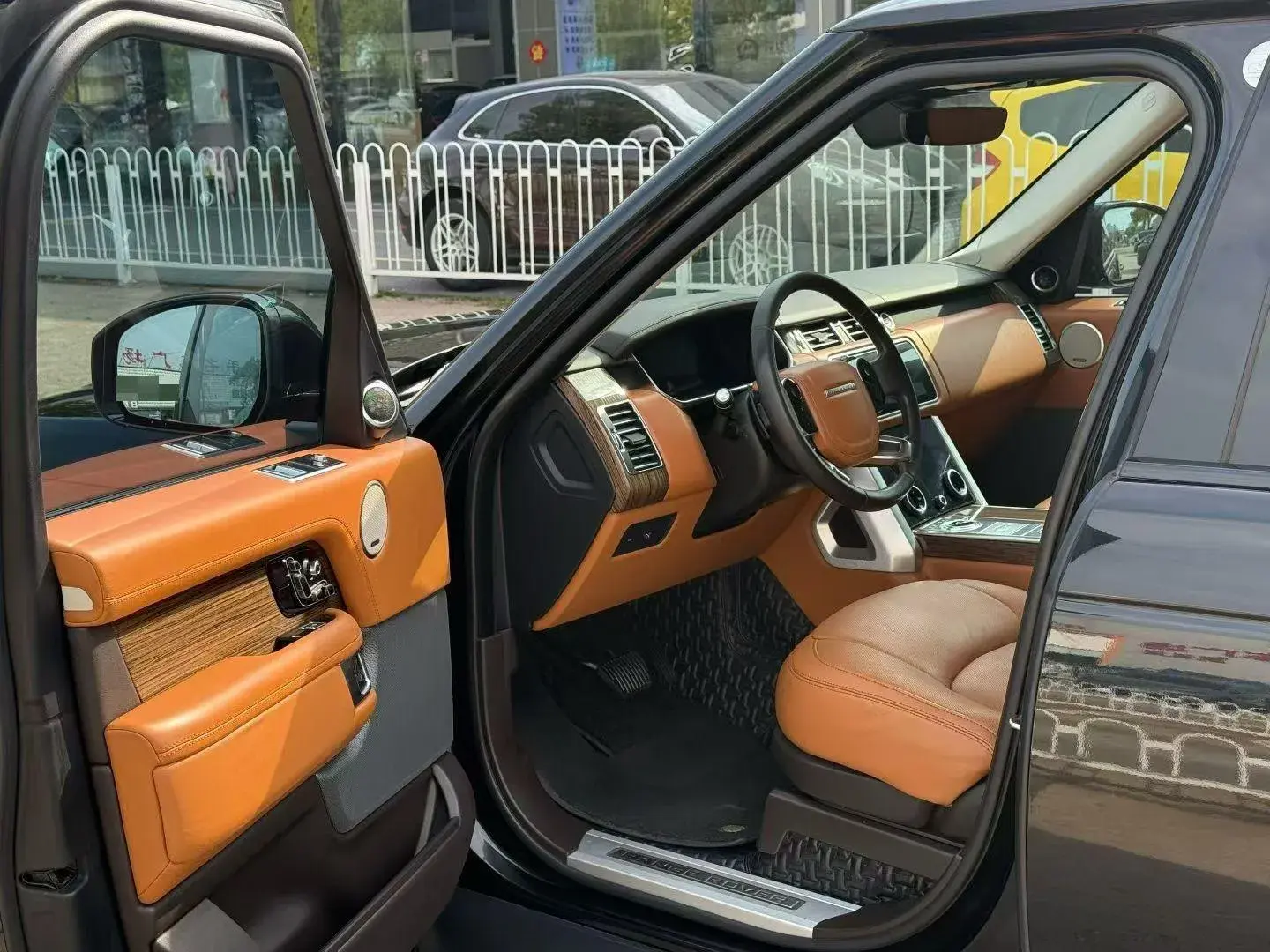 2019 LAND ROVER thumbnail 4