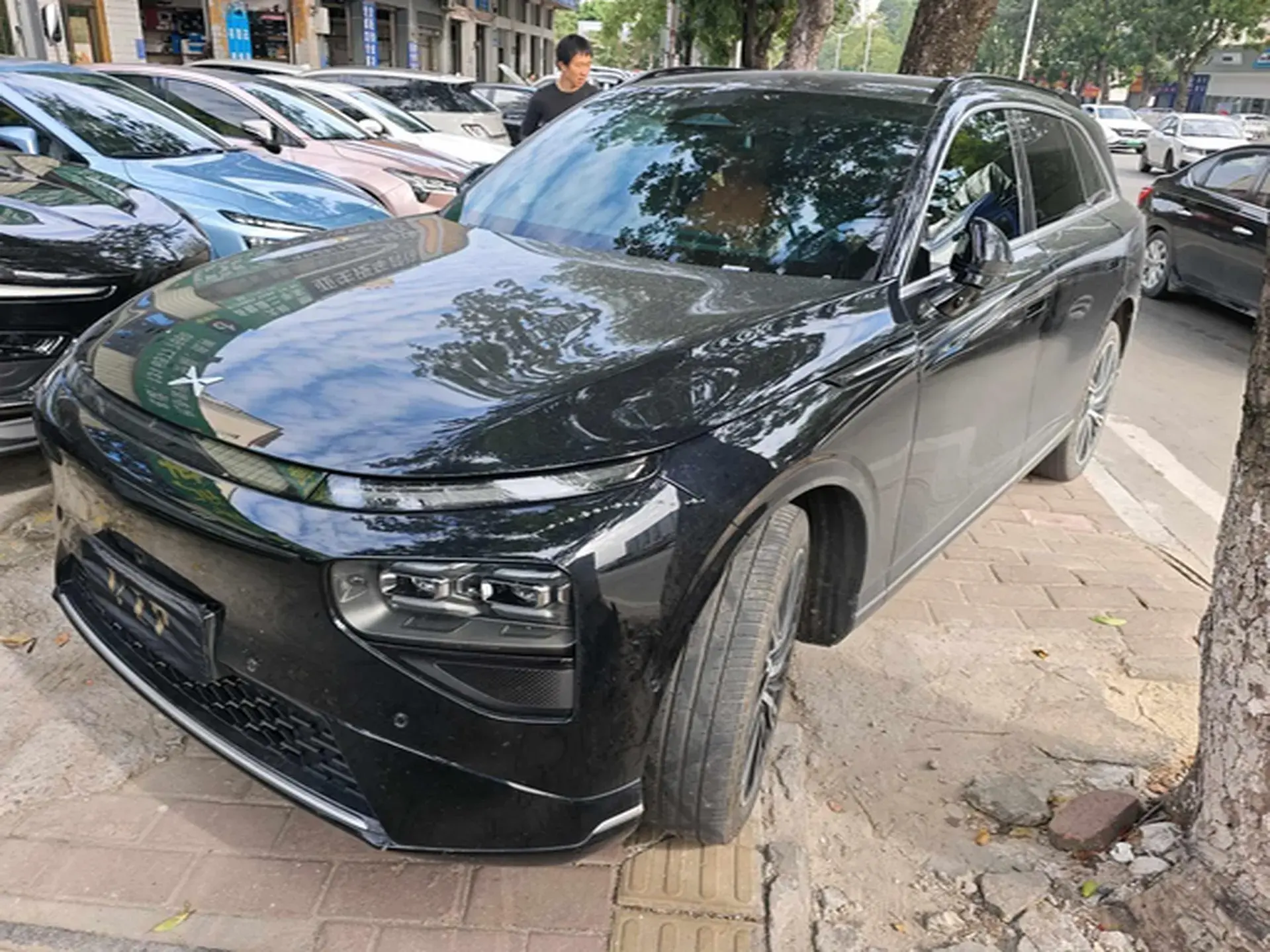 2022 XPENG G9 view 1