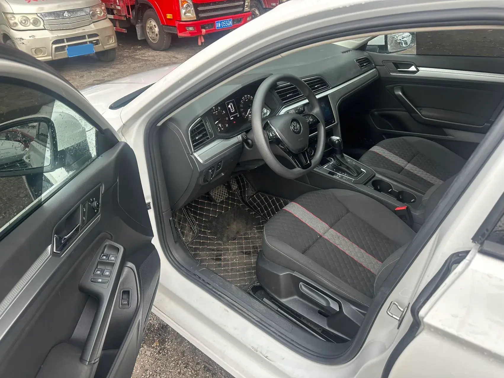 2021 VOLKSWAGEN LAMANDO thumbnail 3