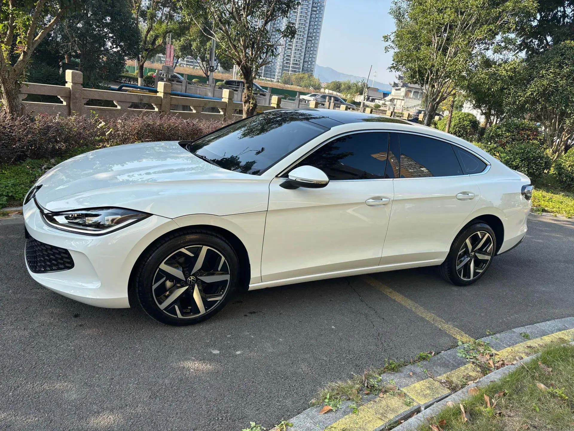 2025 VOLKSWAGEN LAMANDO thumbnail 3