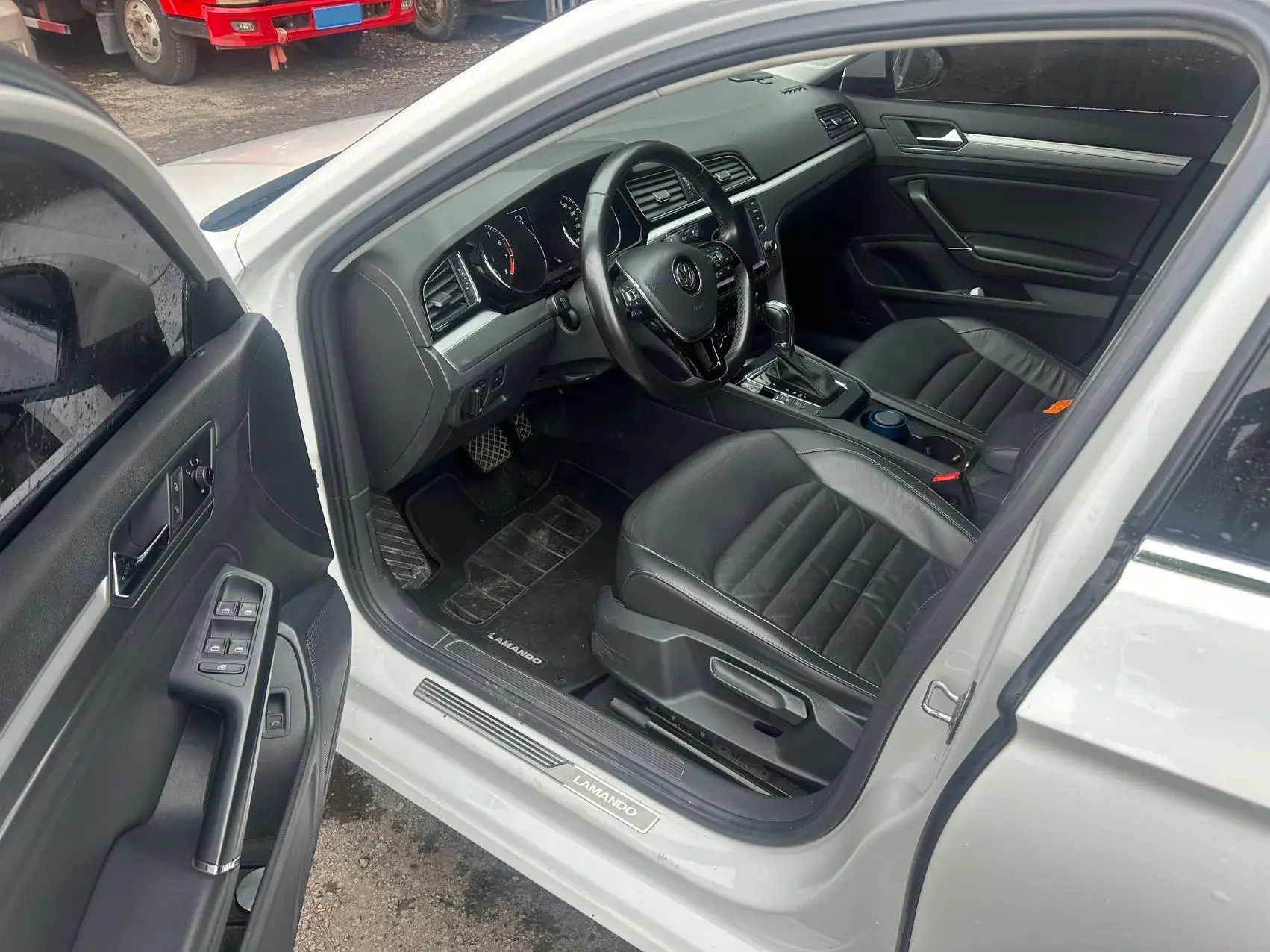 2018 VOLKSWAGEN LAMANDO thumbnail 3