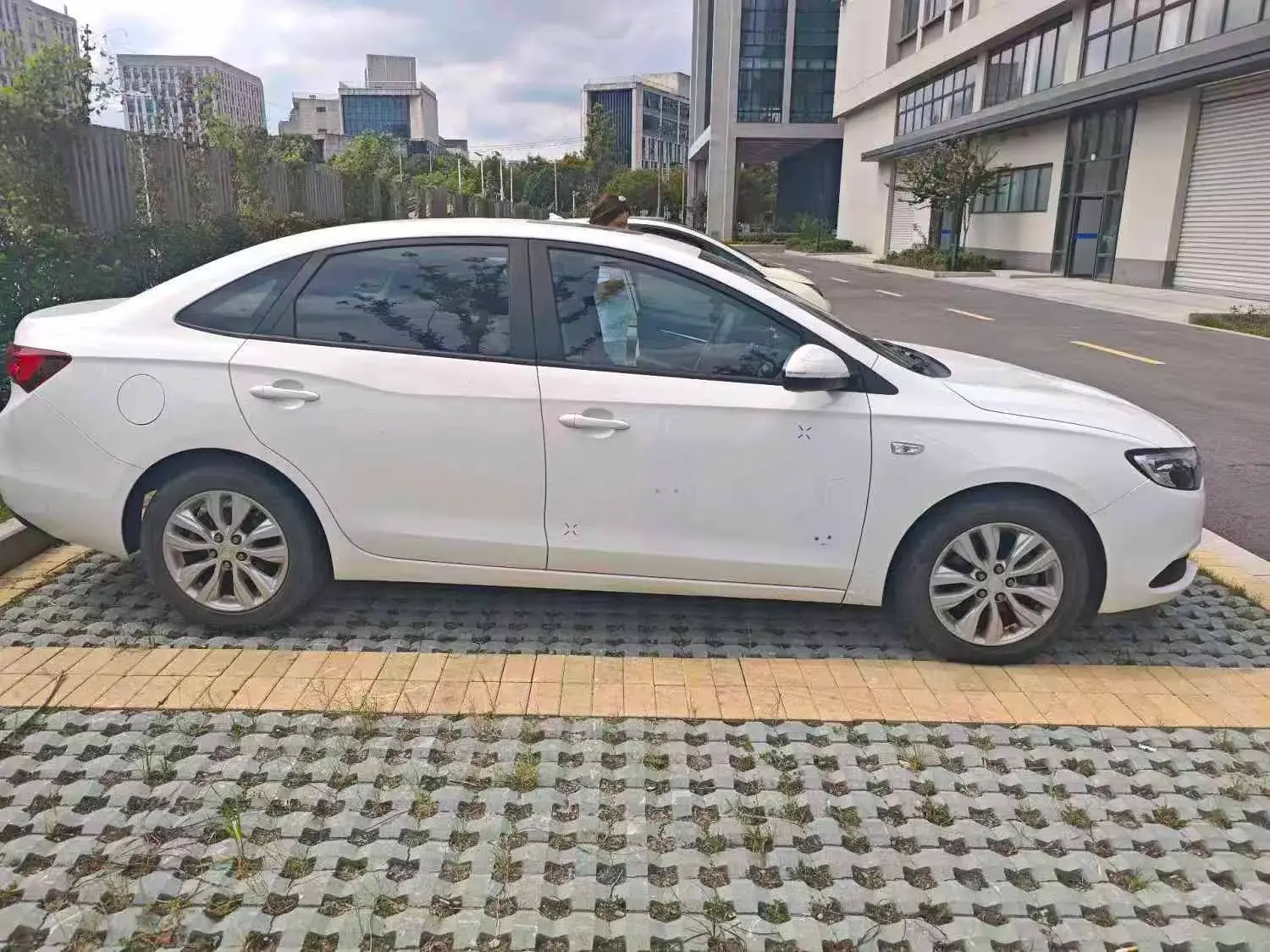 2021 BUICK EXCELLE thumbnail 3