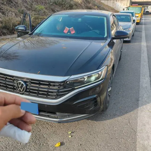 2023 VOLKSWAGEN PASSAT view 1