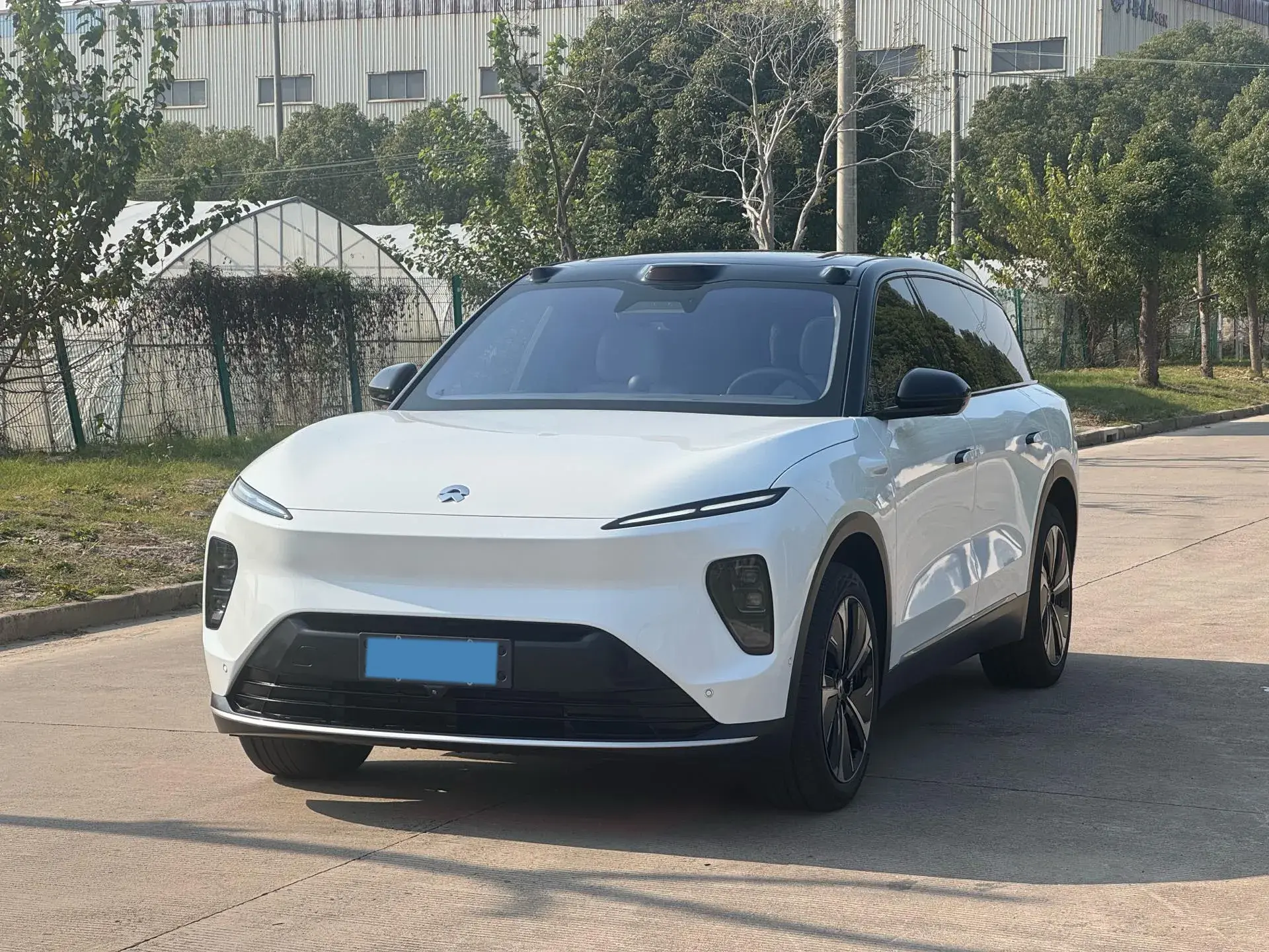2023 NIO ES8 view 1