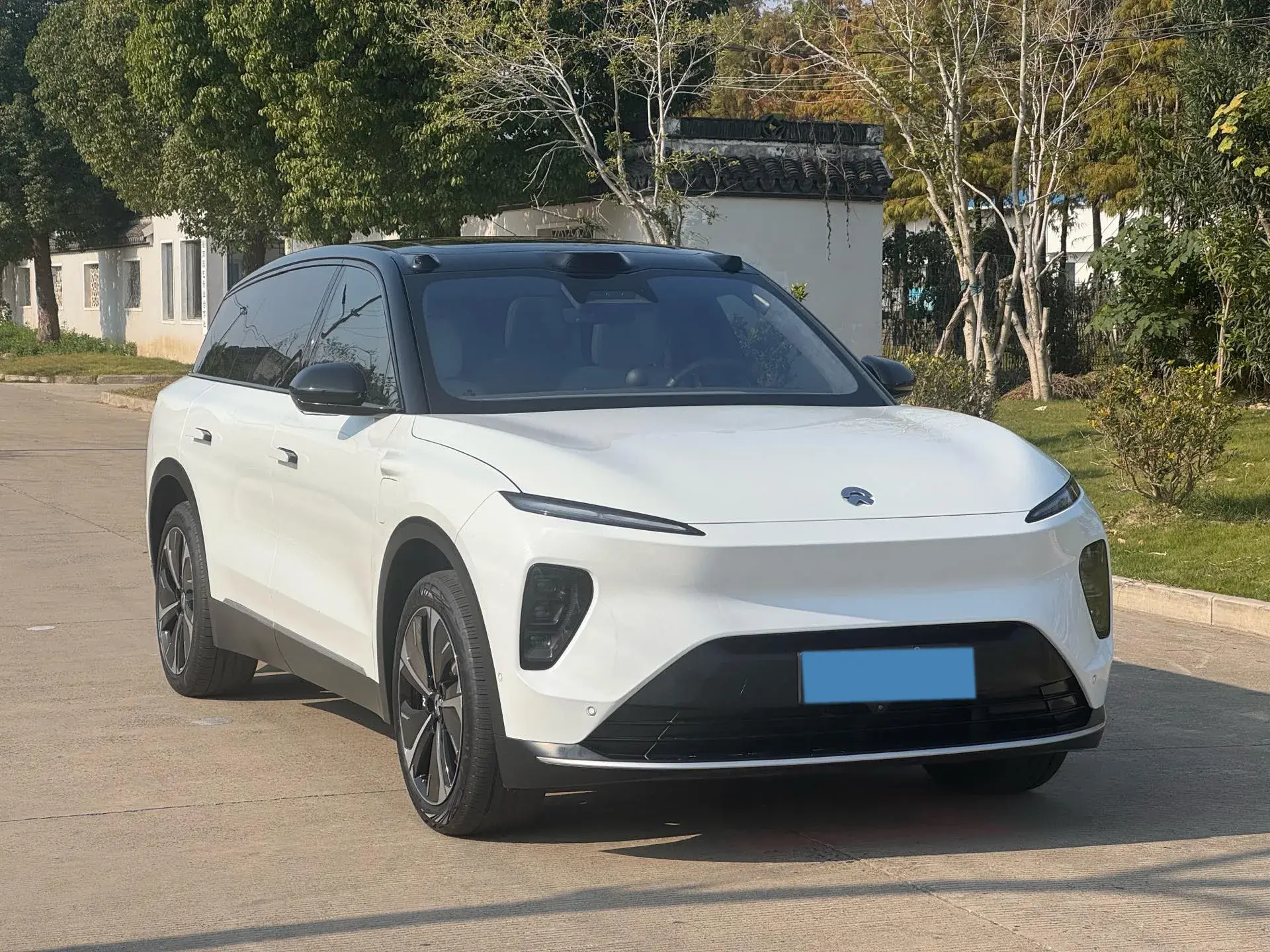 2023 NIO ES8 thumbnail 3