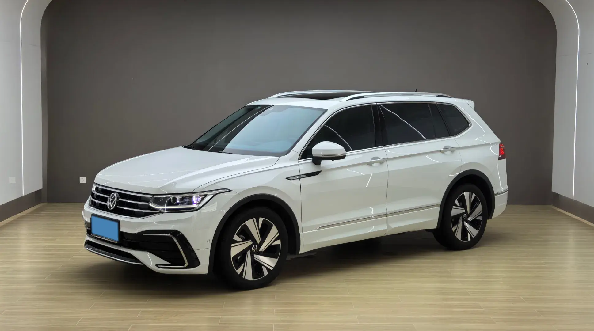 2023 VOLKSWAGEN TIGUAN view 1