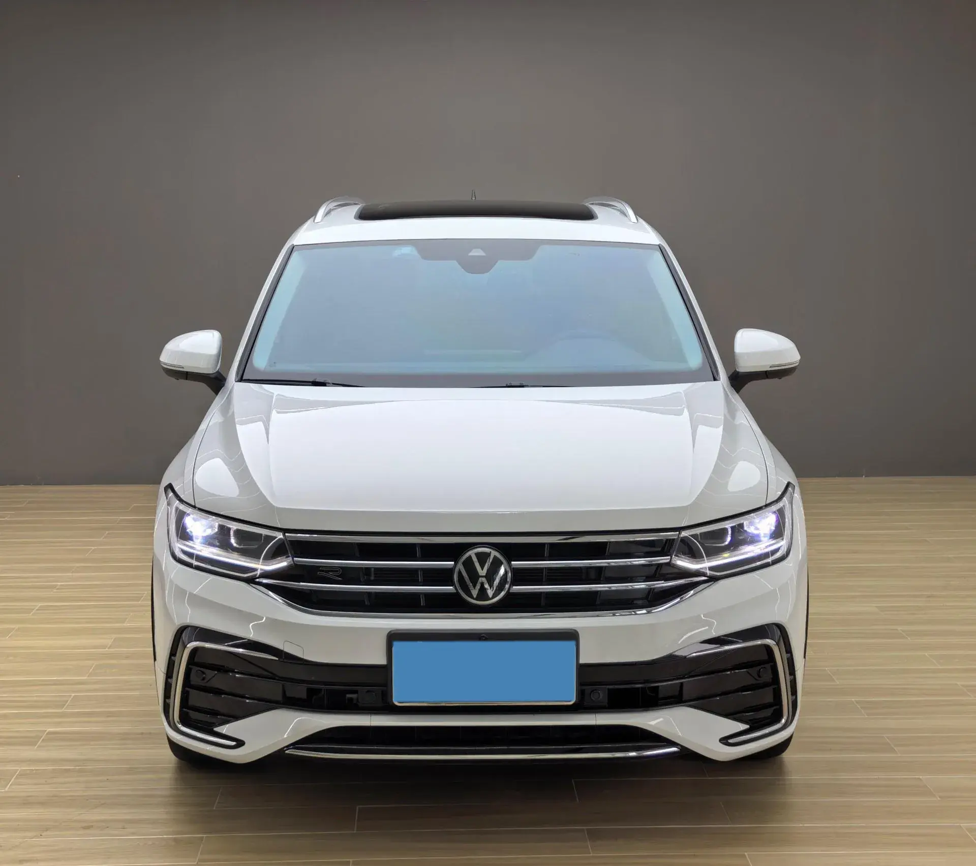2023 VOLKSWAGEN TIGUAN thumbnail 4