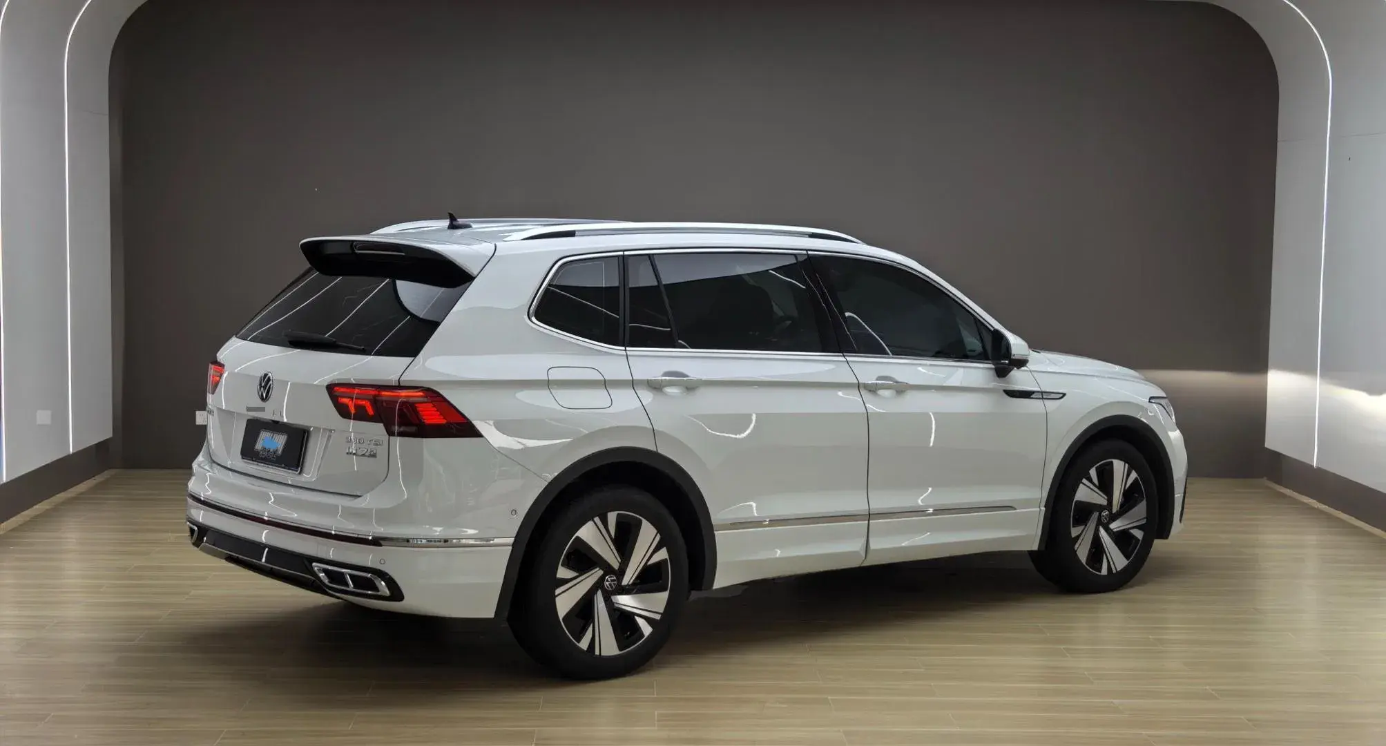 2023 VOLKSWAGEN TIGUAN thumbnail 2