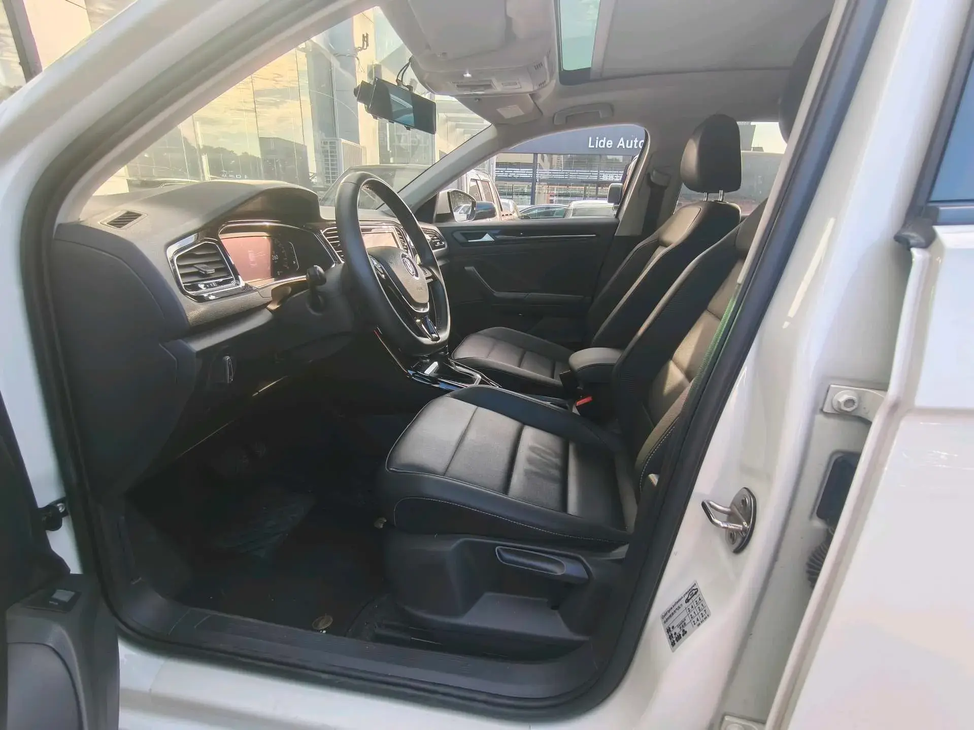 2020 VOLKSWAGEN T-ROC thumbnail 4