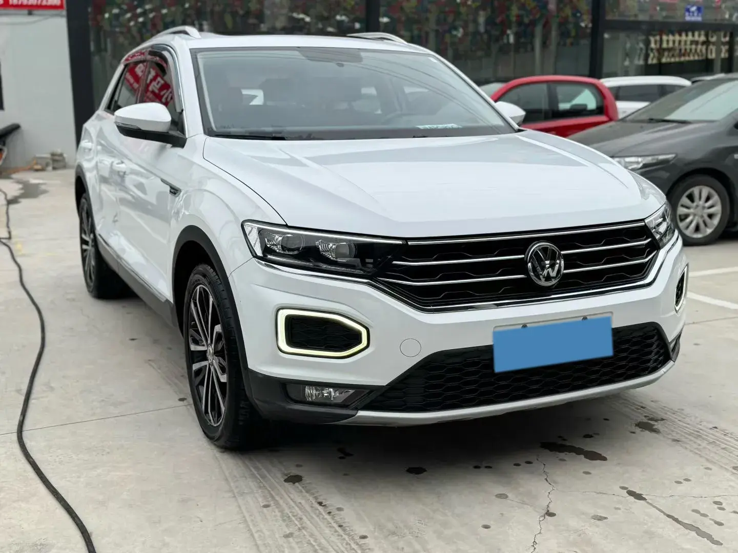 2019 VOLKSWAGEN T-ROC thumbnail 3