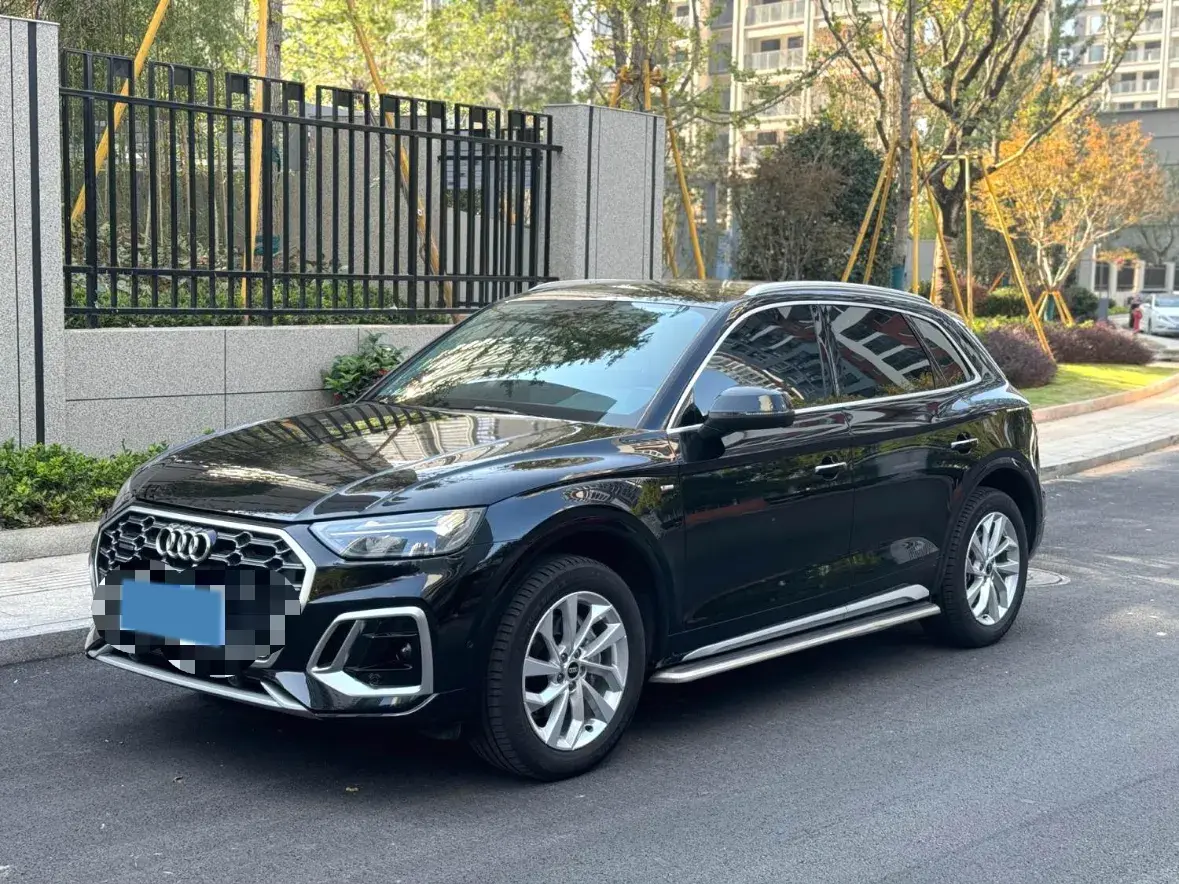 2022 AUDI Q5L view 1