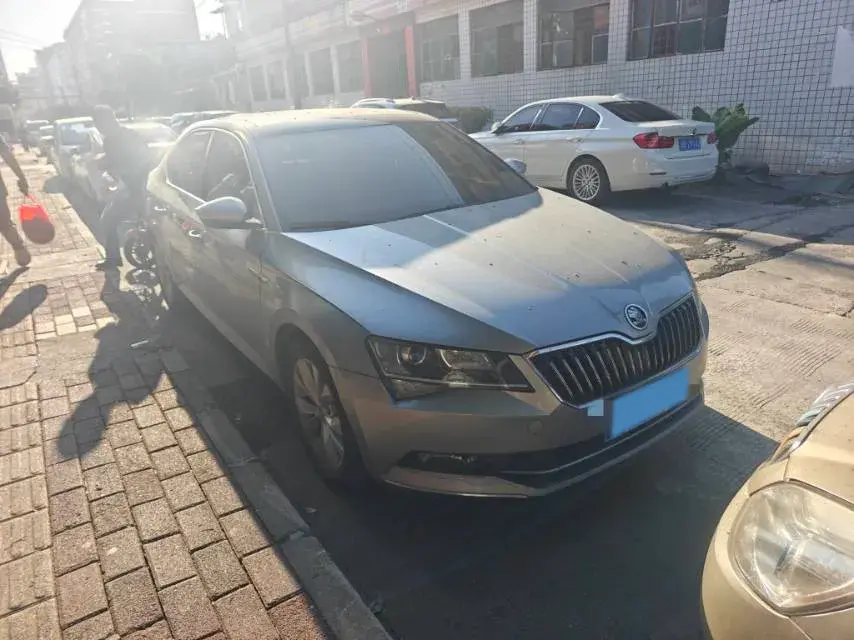 2018 SKODA SUPERB thumbnail 2