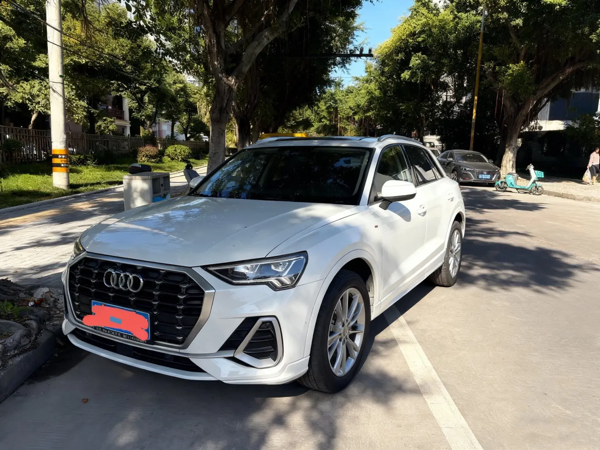 2019 AUDI Q3 view 1