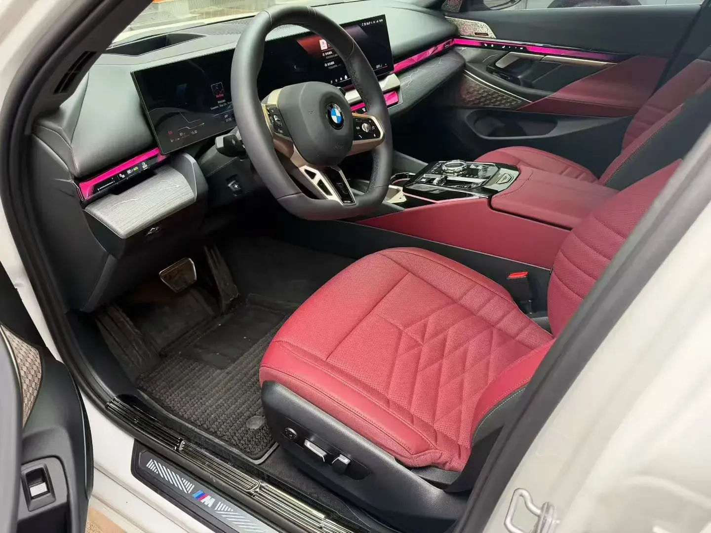 2025 BMW 5 thumbnail 2