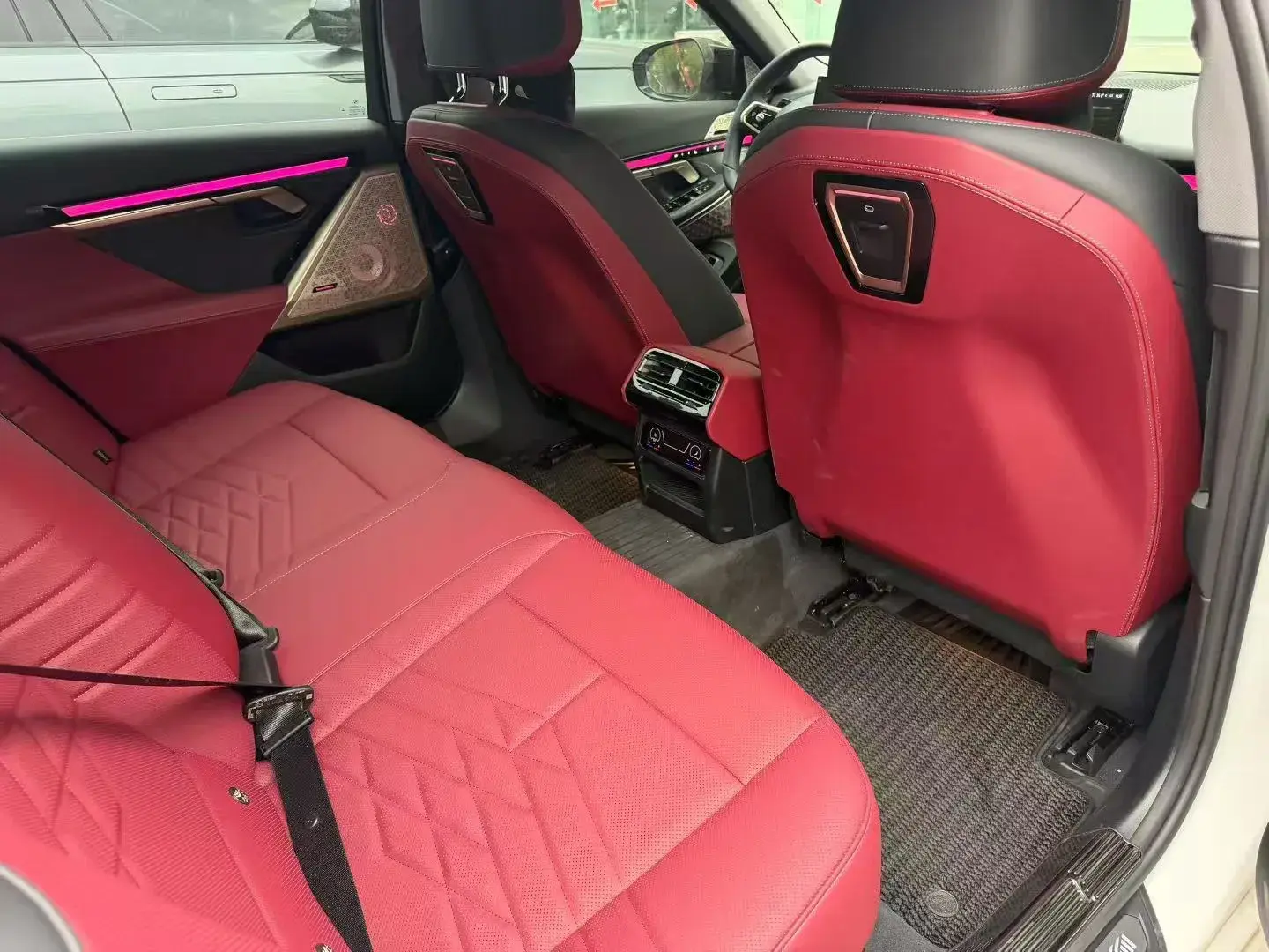 2025 BMW 5 thumbnail 3