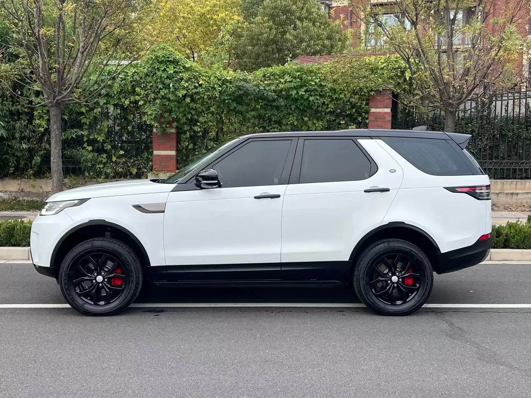 2019 LAND ROVER thumbnail 2
