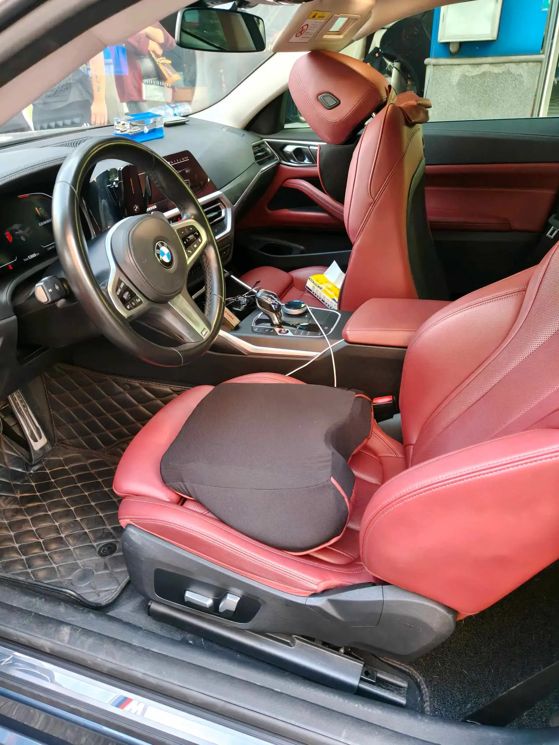 2022 BMW 8 thumbnail 2