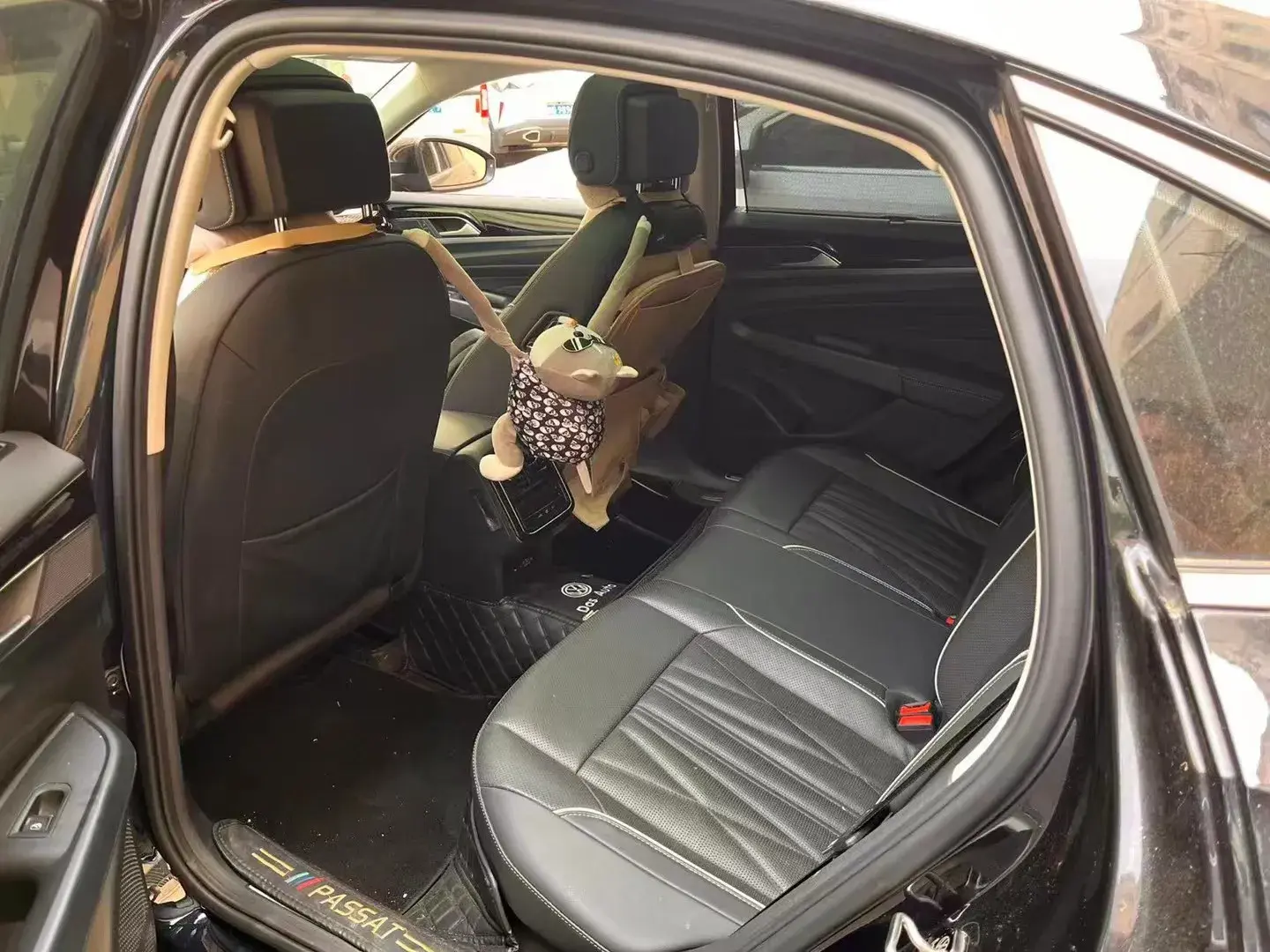 2023 VOLKSWAGEN PASSAT thumbnail 4