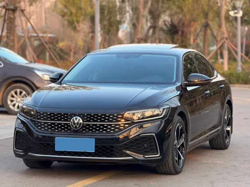 2023 VOLKSWAGEN PASSAT view 1