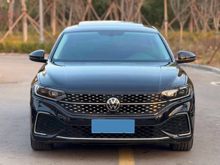 2023 VOLKSWAGEN PASSAT thumbnail 2