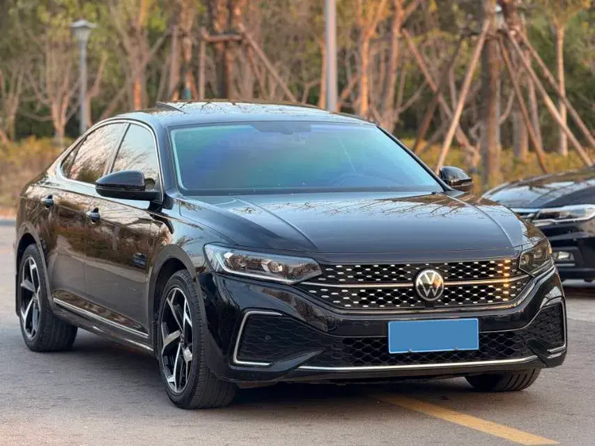 2023 VOLKSWAGEN PASSAT thumbnail 3