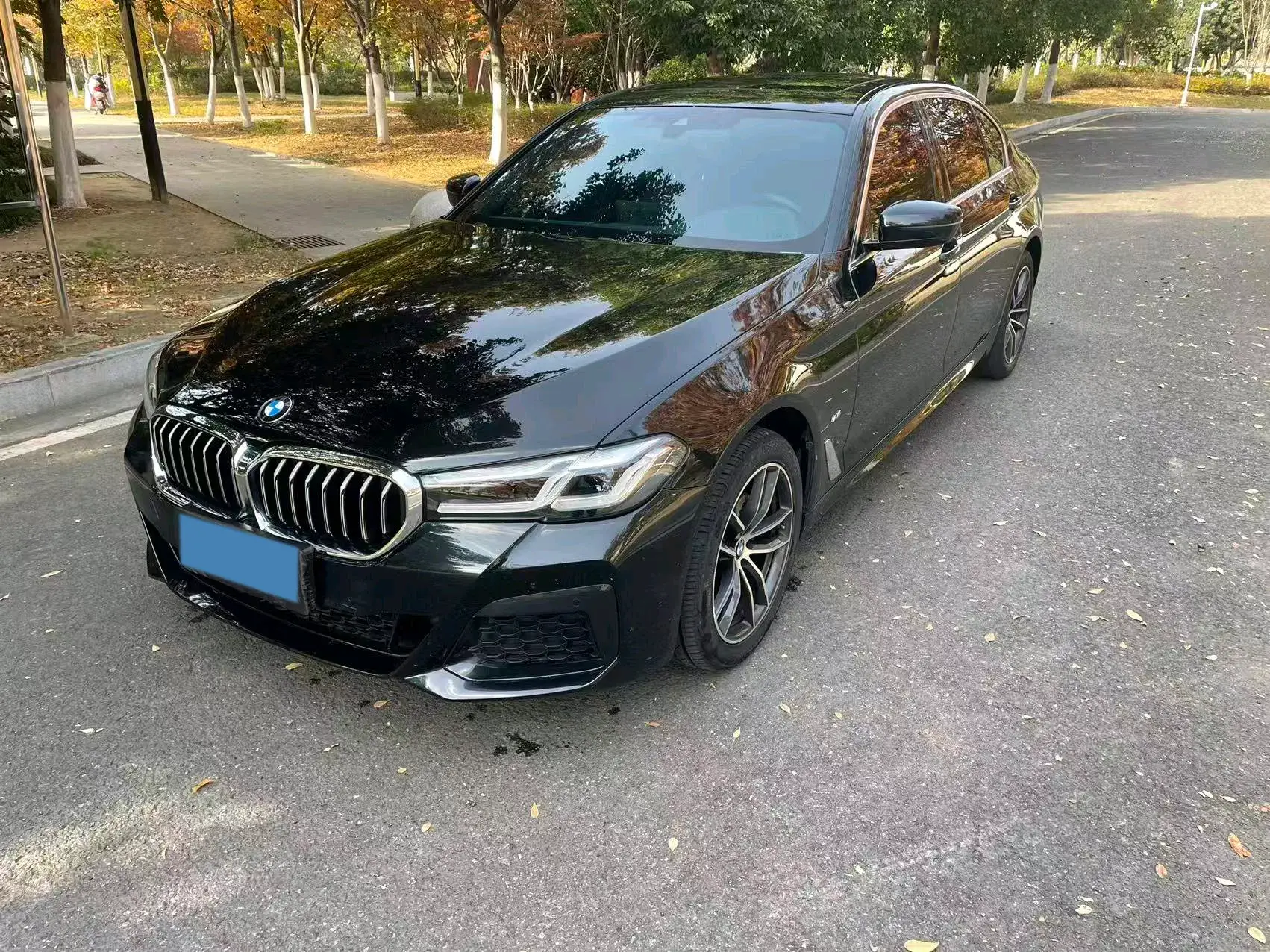 2022 BMW 5 view 1