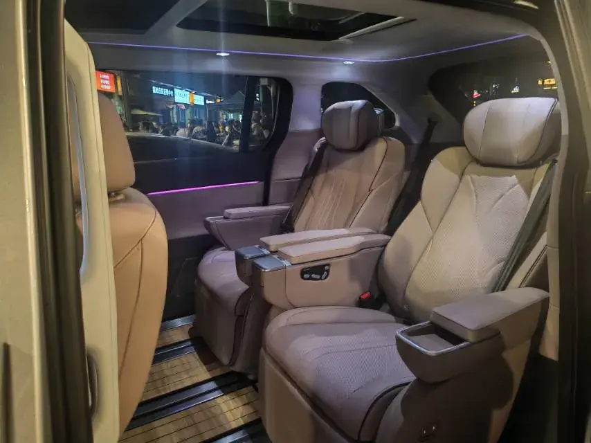 2024 XPENG X9 thumbnail 3