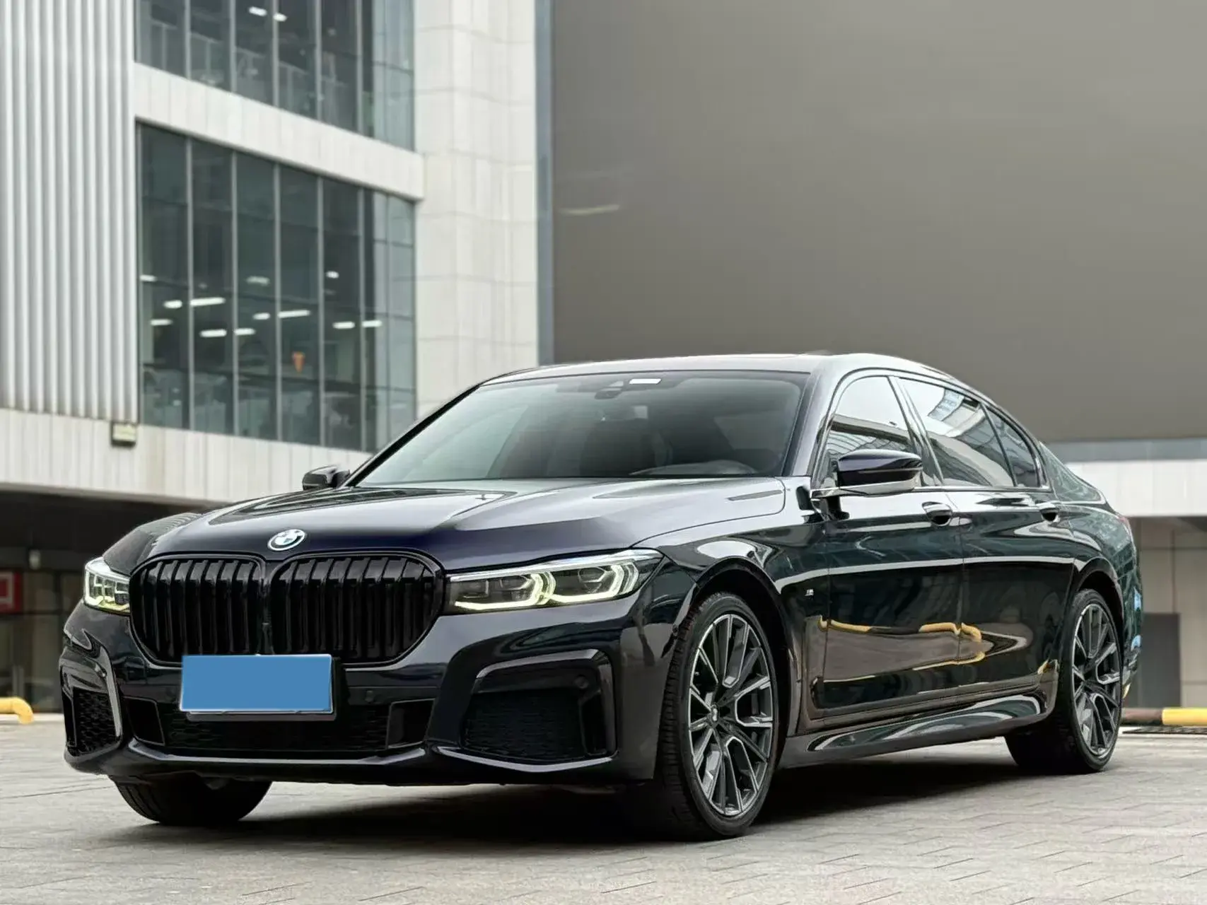 2019 BMW 7 view 1