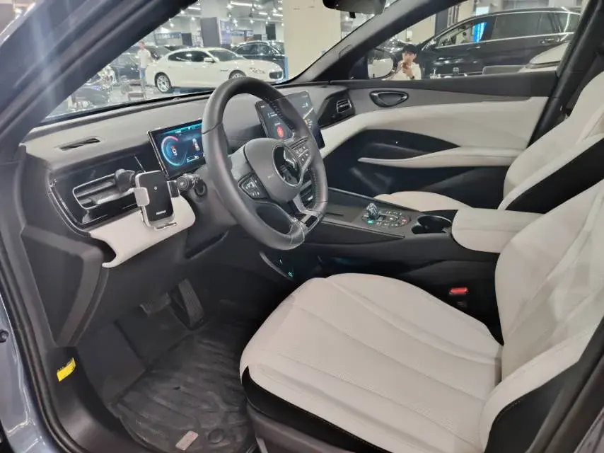 2024 BYD SEAL thumbnail 3