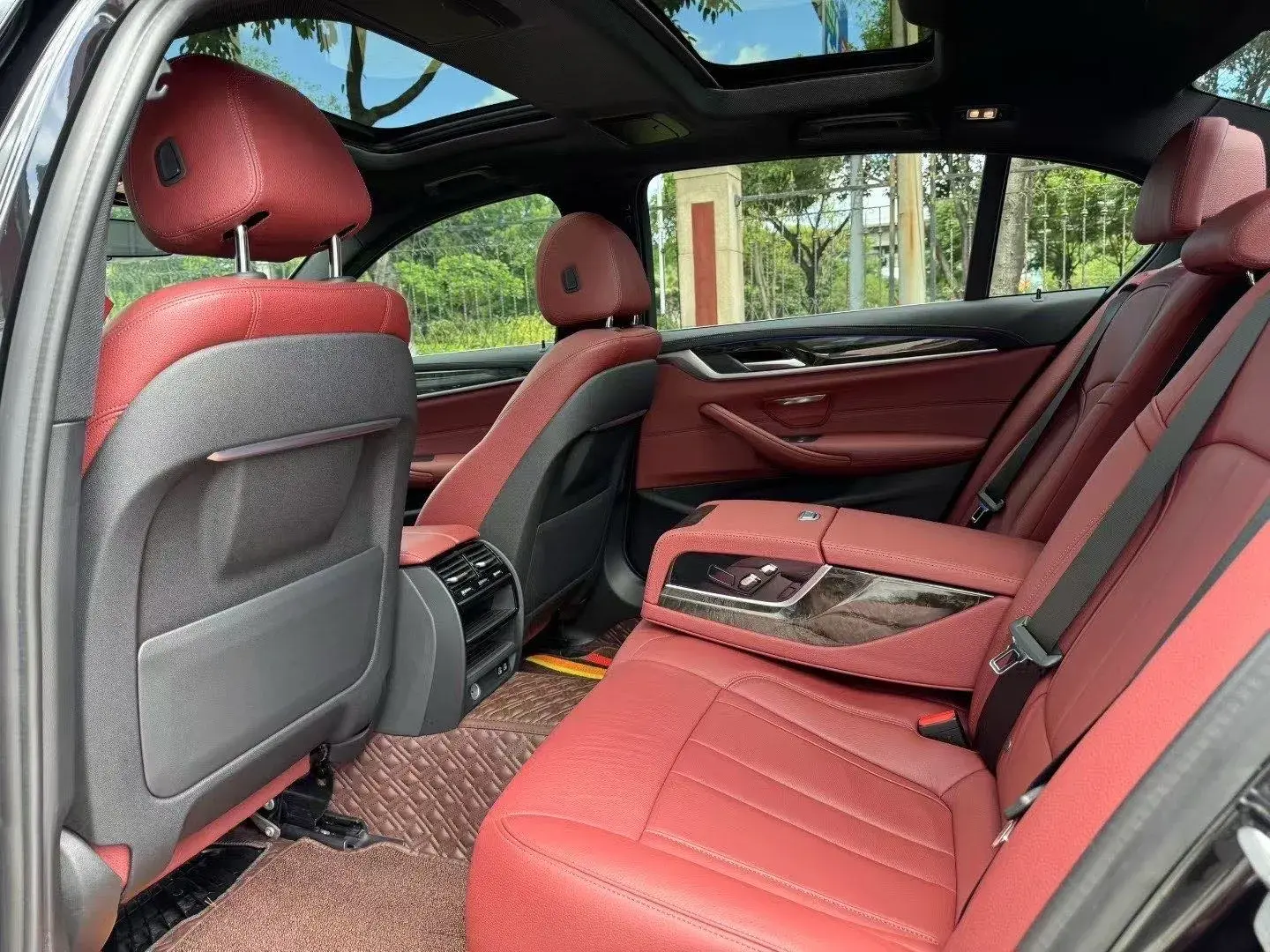 2020 BMW 5 thumbnail 4